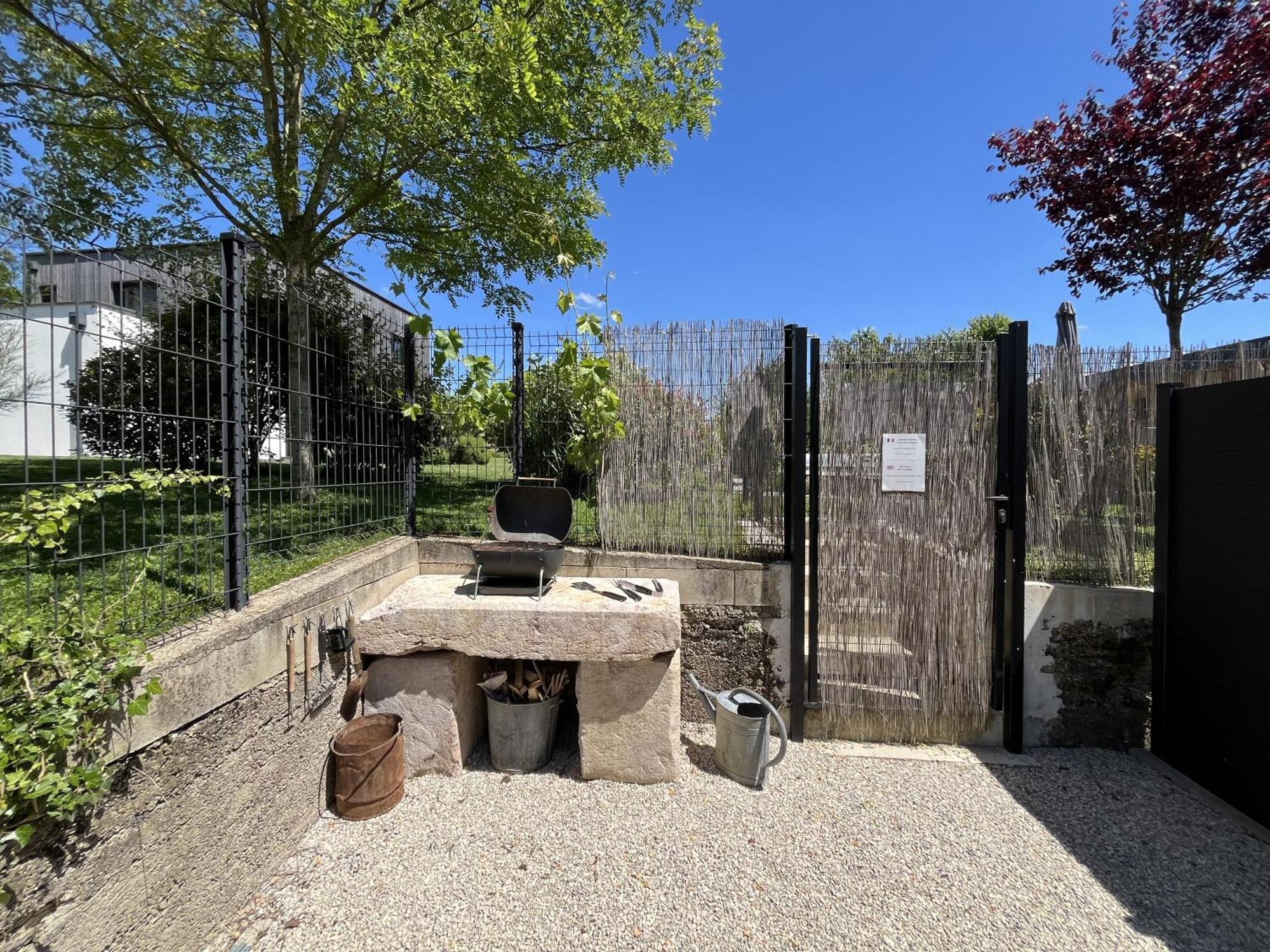 Appart-Hotel N 4 Calme Avec Terrasse, Wi-Fi Haut Debit, Petit-Dejeuner, Room-Service Et Parking Prive Chouzelot Eksteriør billede